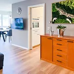Swissme - 100qm - Balkon - 2 Baeder - Parkplatz - Fussbodenheizung شقة *