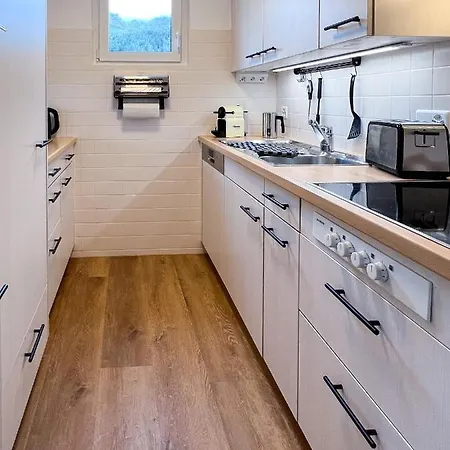 Swissme - 100qm - Balkon - 2 Baeder - Parkplatz - Fussbodenheizung *