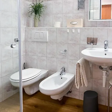 Апартаменти Swissme - 100qm - Balkon - 2 Baeder - Parkplatz - Fussbodenheizung Санкт-Моріц