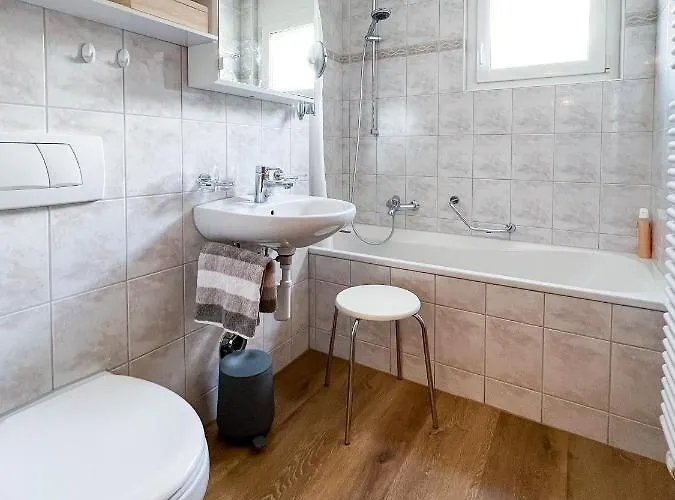 Lägenhet Swissme - 100qm - Balkon - 2 Baeder - Parkplatz - Fussbodenheizung *